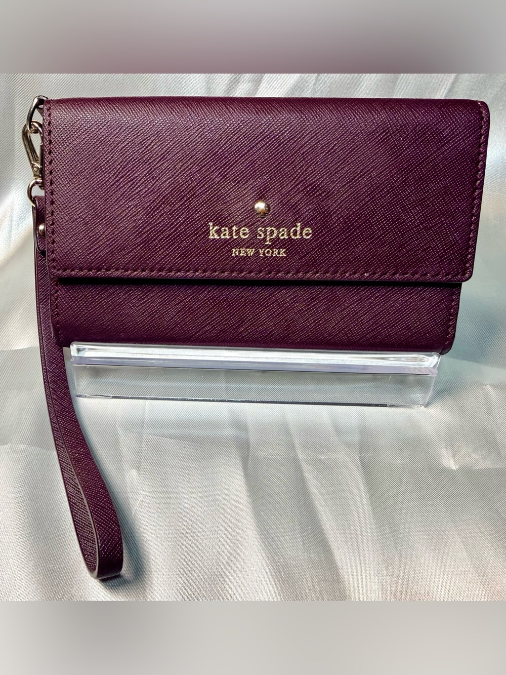 ✨✨✨✨SOLD✨✨✨✨kate spade Plum Saffiano Wristlet with Gold Logo